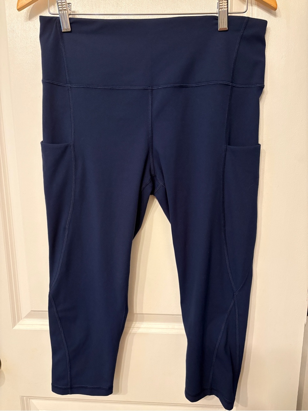 Women's Navy High-Waist Capri Leggings with Side Pockets